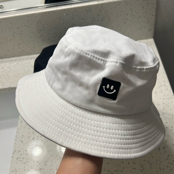 BOB SMILEY BLACK & WHITE BUCKET HATS (2) - Picture 1 of 4